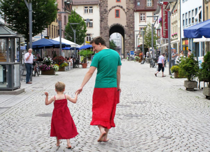 Este padre se puso una falda en solidaridad con su hijo que quería llevar vestido