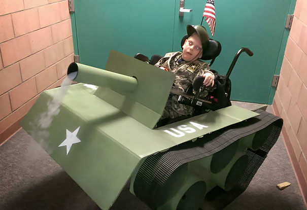 Su padrastro transformó su silla de ruedas en un tanque por Halloween