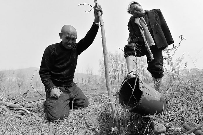 blind-man-amputee-plant-trees-china-7