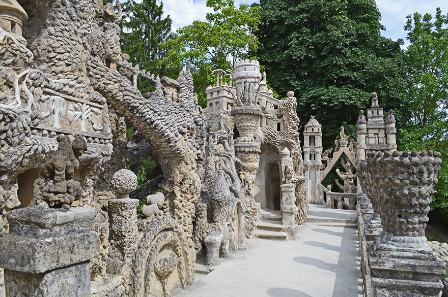 French Mailman Spends 33 Years Building Epic Palace From Pebbles Collected On His 18-Mile Mail Route