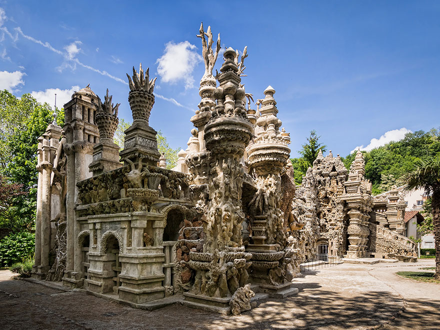 French Mailman Spends 33 Years Building Epic Palace From Pebbles Collected On His 18-Mile Mail Route
