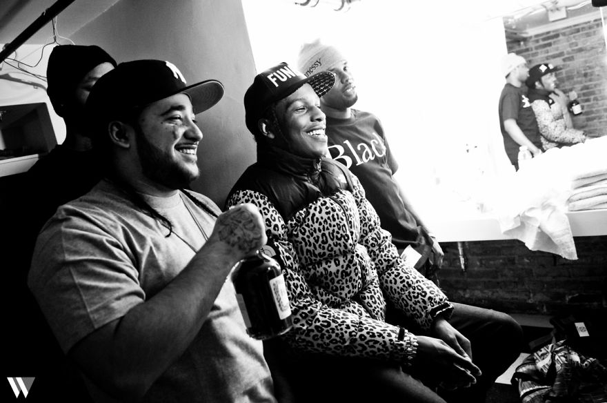 I Tour With Celebrities And Capture Their Moments Of Fame