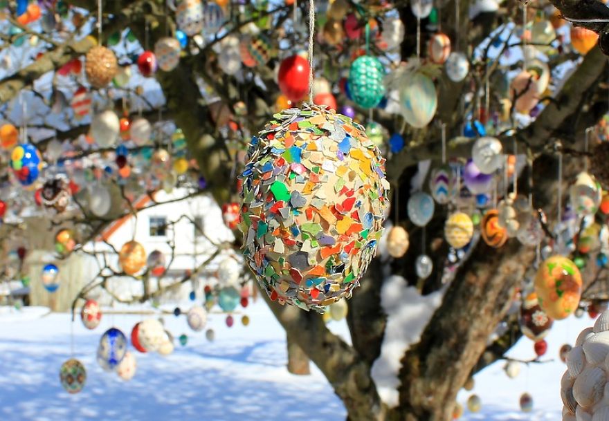 This German Family Spent More Than 2 Weeks Decorating A Tree With 10,000 Painted Eggs