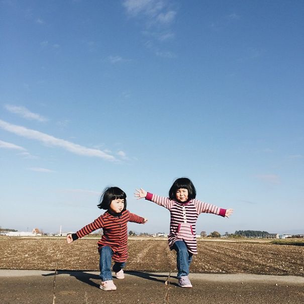 Dad Photographs His Inseparable Twin Daughters Having Twice The Fun