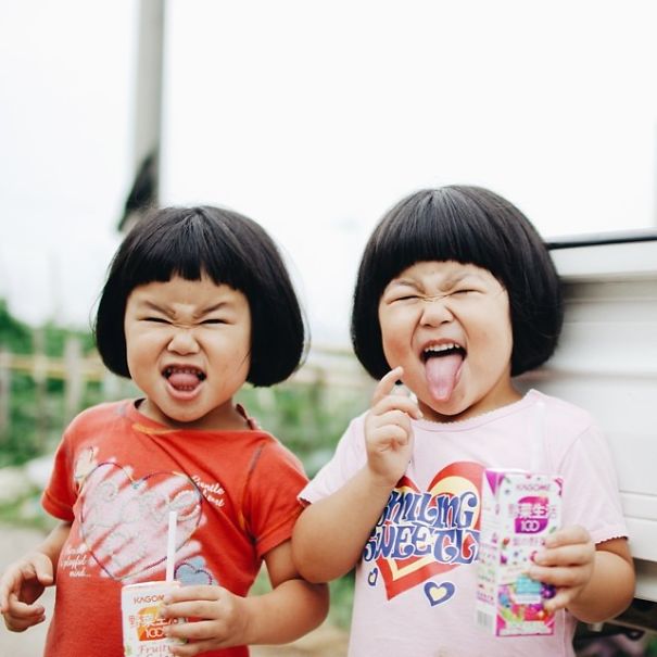 Dad Photographs His Inseparable Twin Daughters Having Twice The Fun