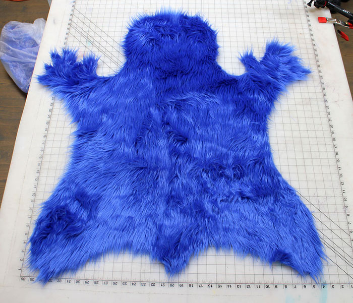 diy-cookie-monster-fur-rug-pillow-11
