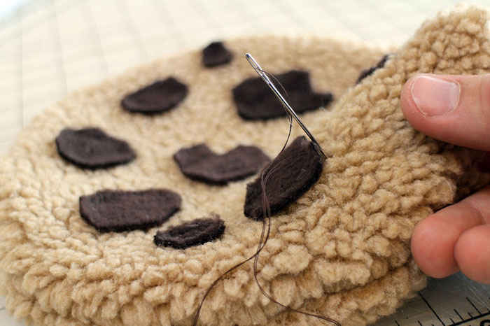 diy-cookie-monster-fur-rug-pillow-14