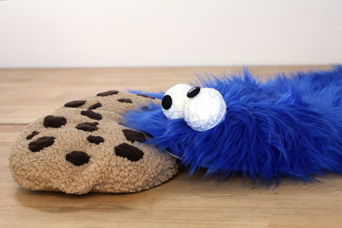 diy-cookie-monster-fur-rug-pillow-15