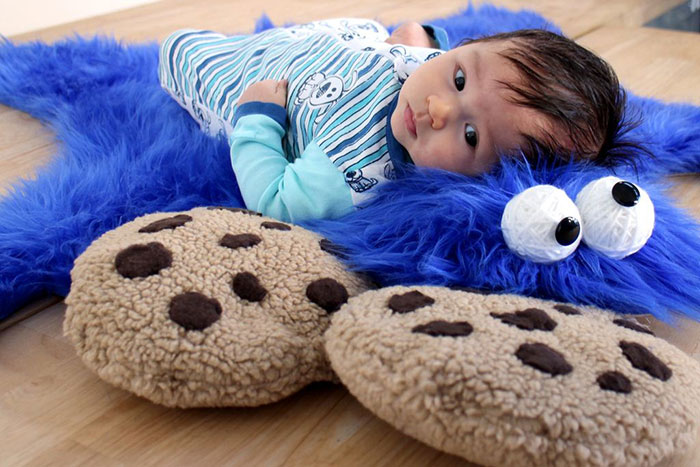 diy-cookie-monster-fur-rug-pillow-4