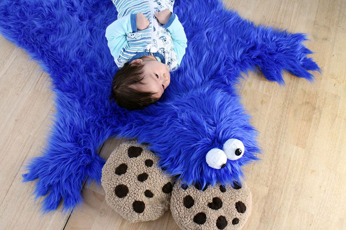 diy-cookie-monster-fur-rug-pillow-8