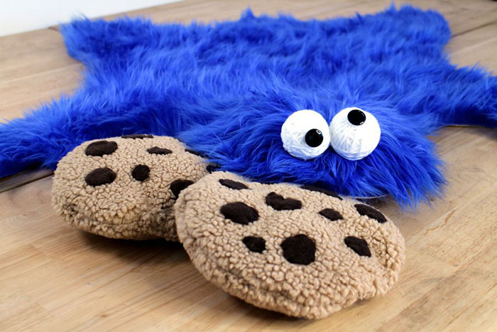 diy-cookie-monster-fur-rug-pillow-9