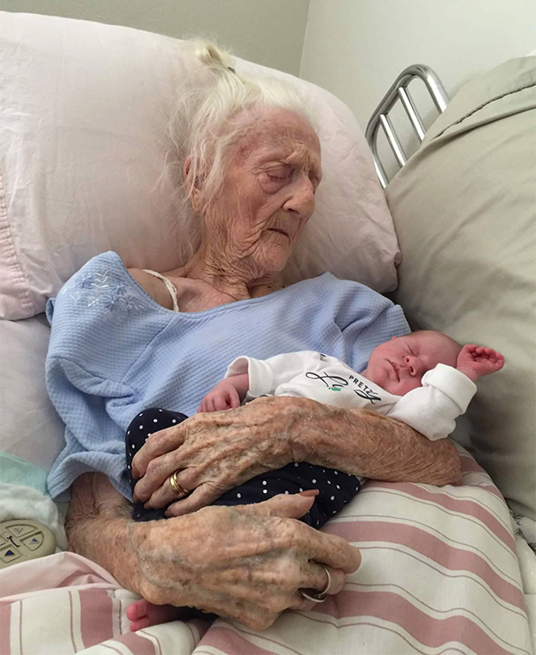 newborn-baby-girl-meets-grandma-101-year-difference-rosa-camfield-3