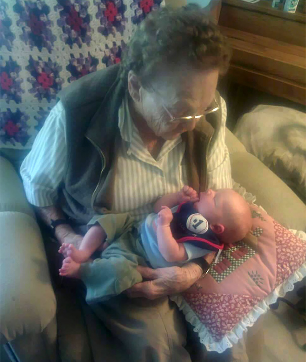 newborn-baby-girl-meets-grandma-101-year-difference-rosa-camfield-5