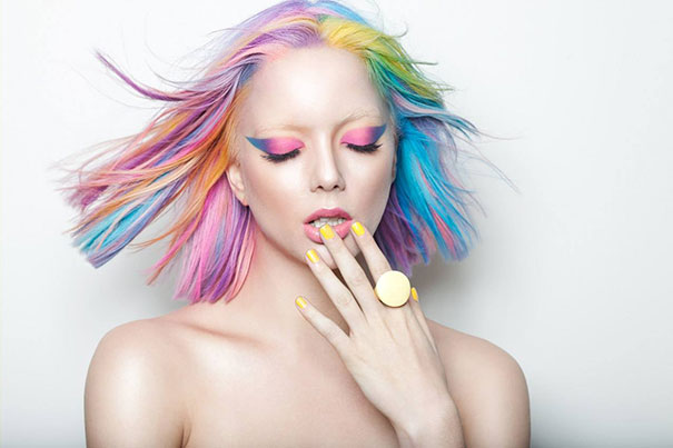 La nueva moda capilar entre las mujeres es teñirse el pelo en colores pastel y arco iris
