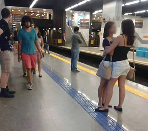 You'll Never Guess Why This Photo Of Two Women Embracing Went Viral In Brazil