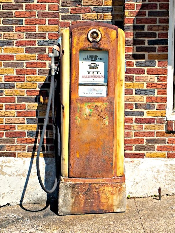 10 Rare And Vintage Photos Of Fuel Dispensers That Even Your Dad Would Barely Remember