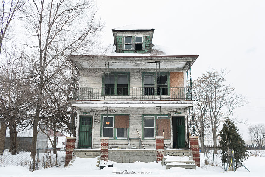 Abandoned House In Detroit Brought Back To Life With 4,000 Flowers