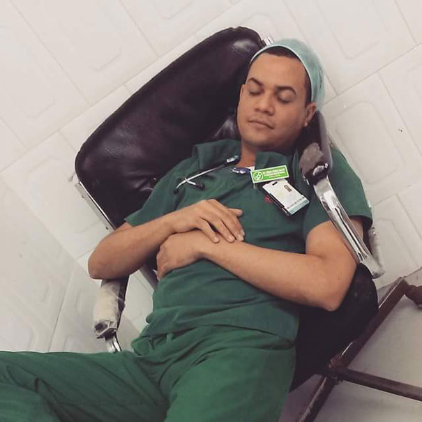 medical-resident-sleeping-overworked-doctors-mexico-yo-tambien-mi-dormi-14