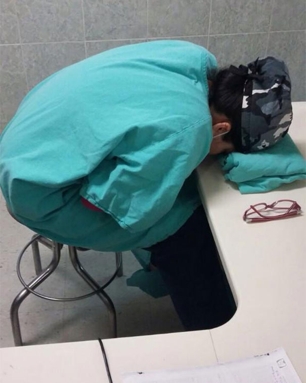 medical-resident-sleeping-overworked-doctors-mexico-yo-tambien-mi-dormi-15