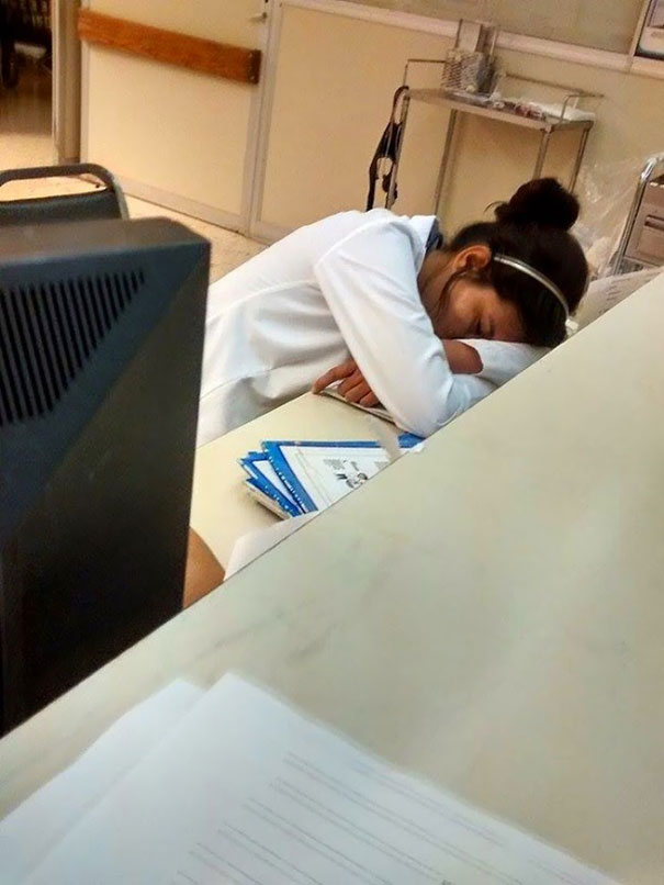 medical-resident-sleeping-overworked-doctors-mexico-yo-tambien-mi-dormi-18