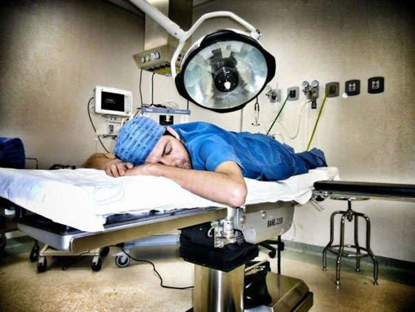 medical-resident-sleeping-overworked-doctors-mexico-yo-tambien-mi-dormi-6