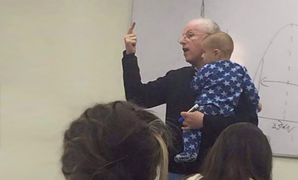 Cuando el bebé de una alumna empezó a llorar en clase, el profesor respondió de la mejor manera