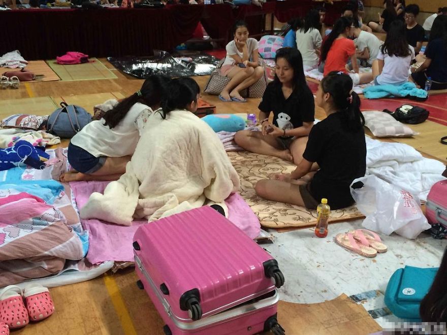Thousands Of Chinese Students Spend Their Nights In Sports Hall Hiding From Unbearable Heat