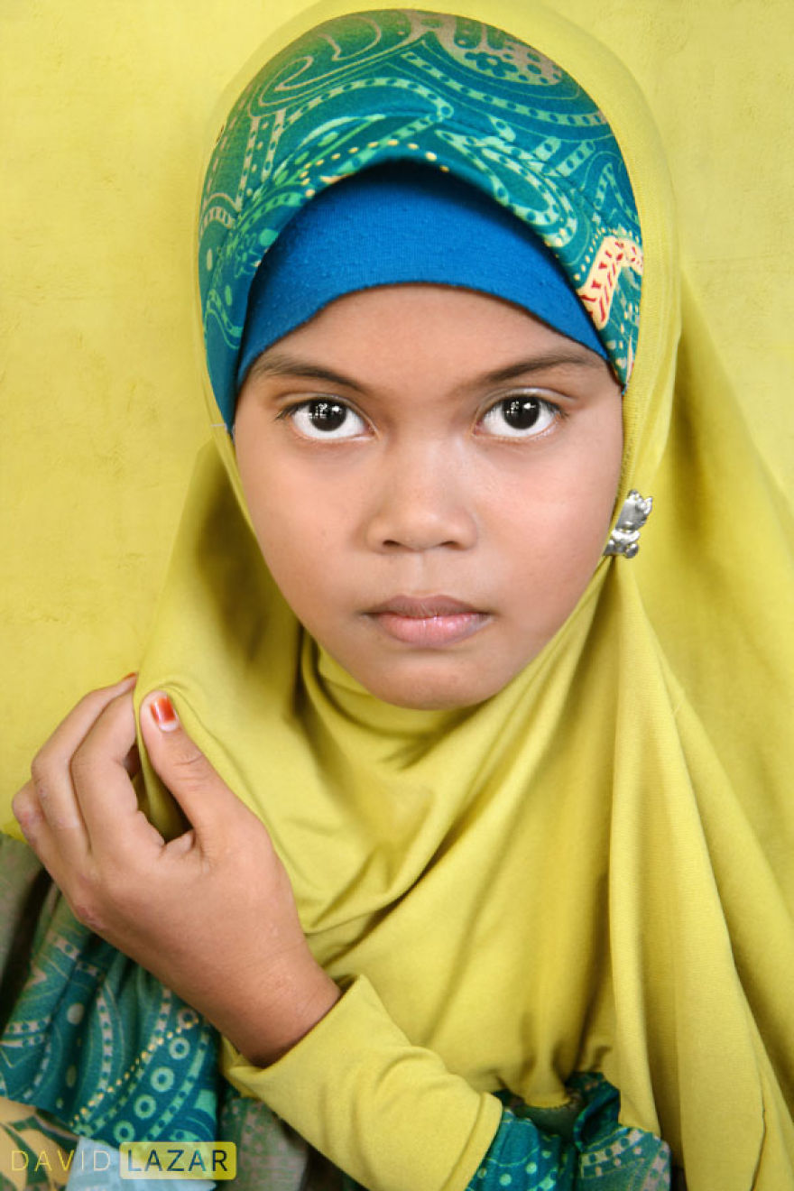 مصور السفر الشهير ديفيد لازار يلتقط إندونيسيا في 18 صورة مذهلة 17-Davd-Lazar-Girl-in-Yellow-Hijab__880