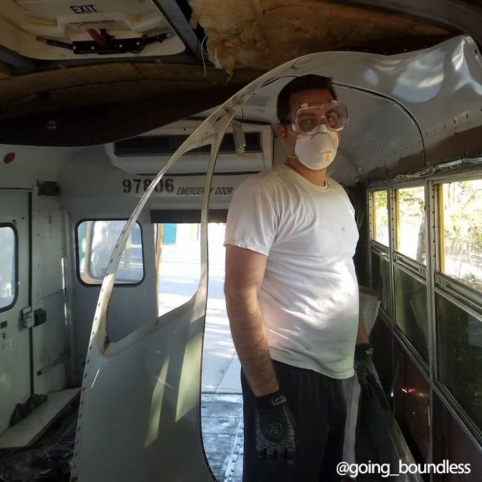 Couple Spends A Year And A Half Converting An Old '90s School Bus Into A Cozy Home, And It's Worth All The Work