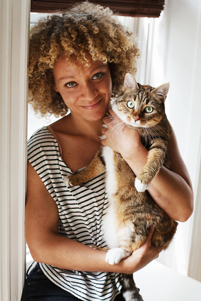 I Photograph Girls And Their Adopted Cats
