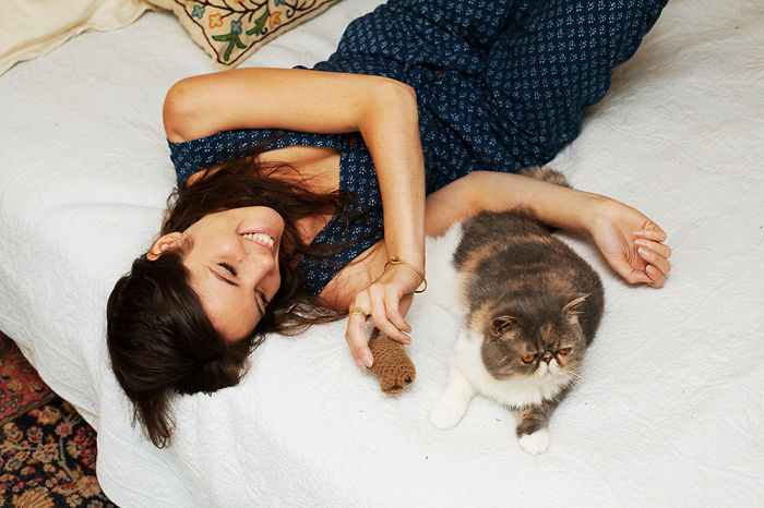 I Photograph Girls And Their Adopted Cats