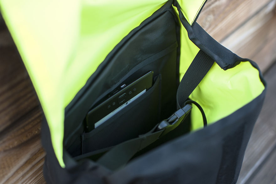 Smart Backpack Design Lets You Take Out Your Items Without Taking Off The Bag