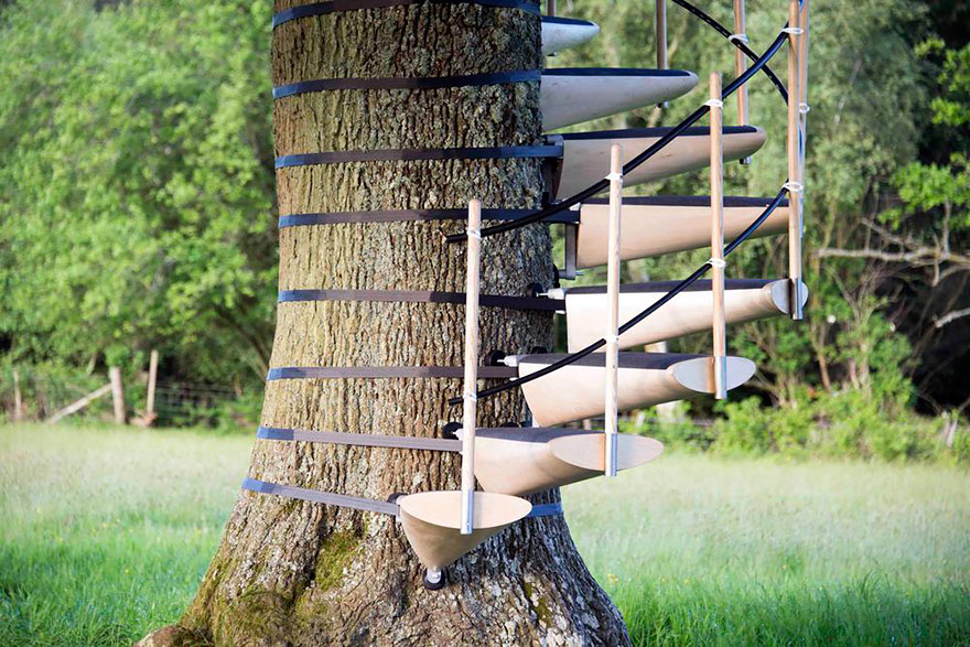You Can Strap This Spiral Staircase Onto Any Tree Without Tools
