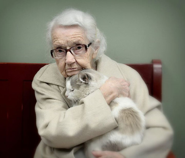 This cat adopted this 102-year-old woman