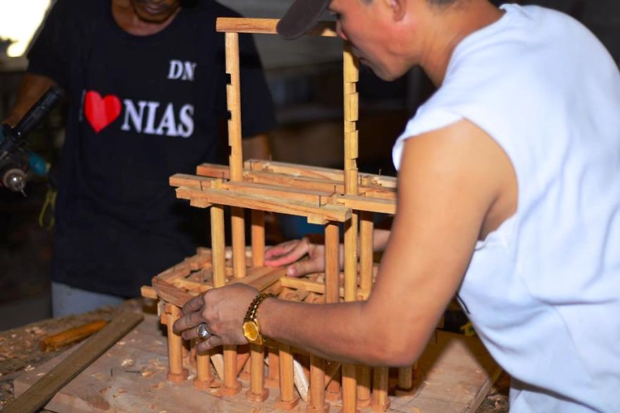 Making Omo Hada Miniature - Nias Traditional House