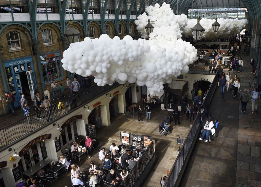 Este artista francés llena el mercado londinense de Covent Garden con 100.000 globos