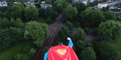 Este Superman de juguete pegado a un dron es mejor que la película de Superman