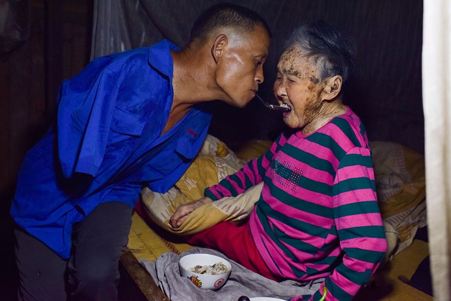 Son With No Arms Spoon-Feeds His Paralyzed Mom Using His Teeth