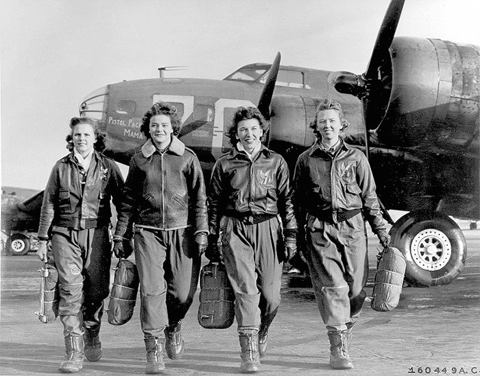 These Four Female Pilots Leaving Their Plane At The Four-Engine School At Lockbourne AAF (Early 1940s)