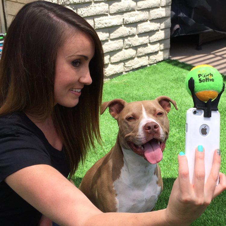 Este genial accesorio para el móvil hará que tu perro pose para hacer selfies perfectos
