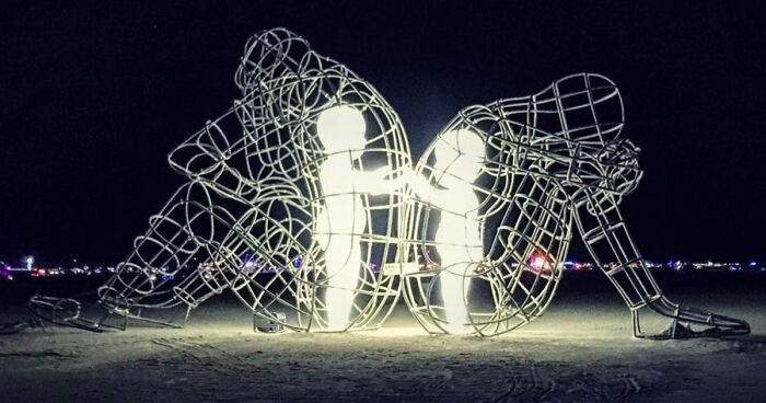 Sculpture couple woman and man in wire 2 faces adorned with crown of metal sheets Sculpture couple woman and man in wire