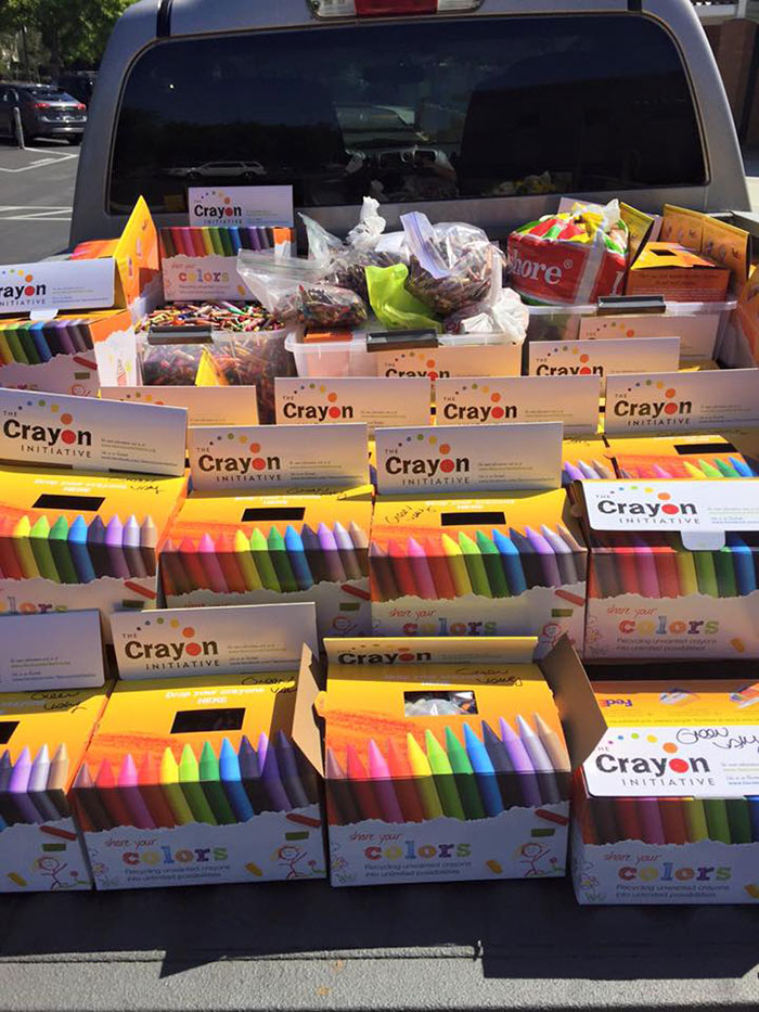 Este padre ha encontrado una manera de reciclar las ceras de colores gastadas de los colegios y restaurantes