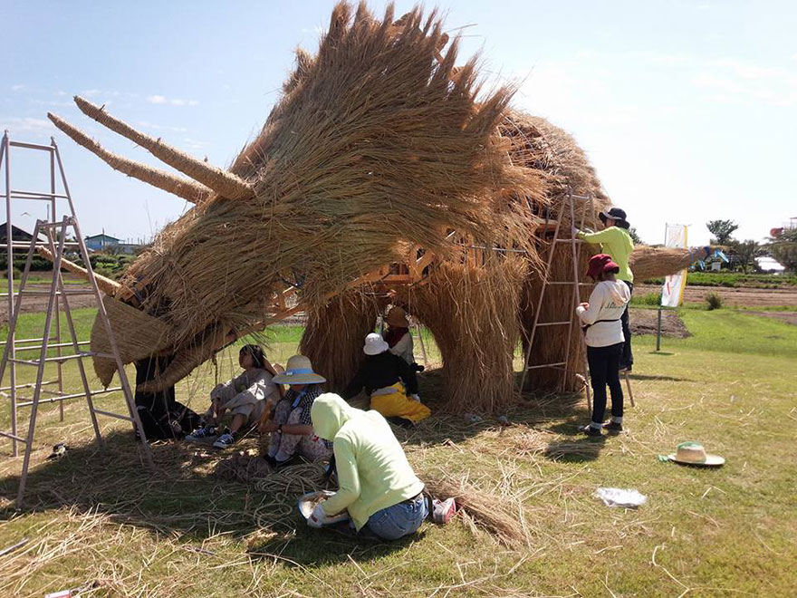 dinosaur-straw-sculptures-wara-art-festival-niigata-japan-6