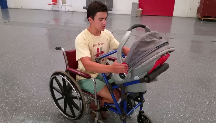 Remaja 16 Tahun Menciptakan Stroller Khusus Untuk Ibu di Kursi Roda