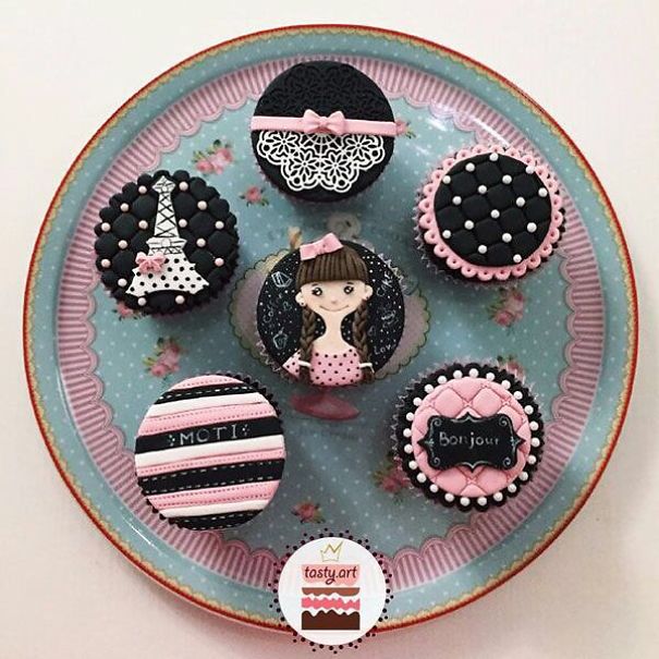 Cupcake With Fondant Designs