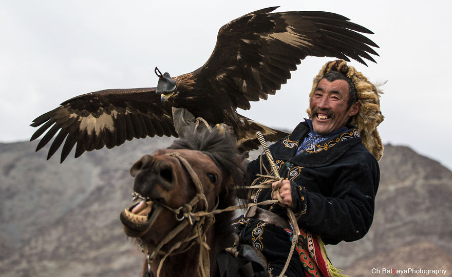 Moments From The Golden Eagle Festival In Mongolia | Bored Panda