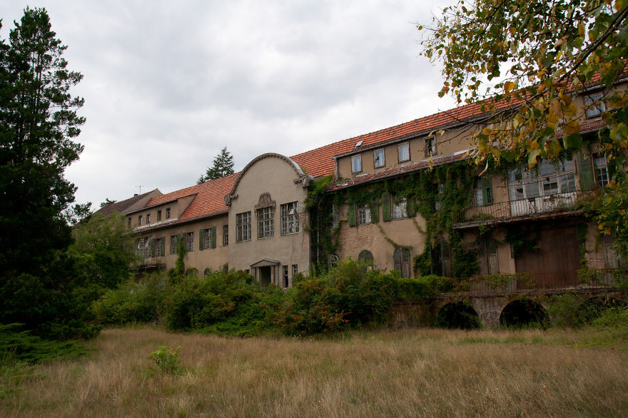 Exploring A Former Lung Hospital Next To Berlin