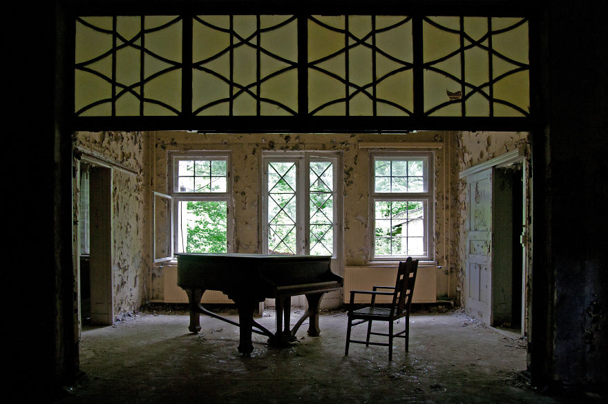 Exploring A Former Lung Hospital Next To Berlin