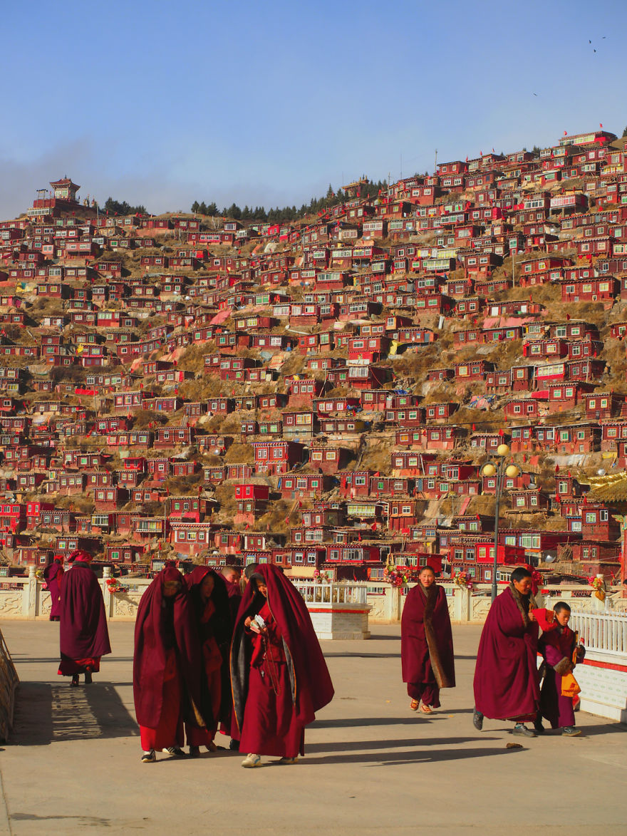 Larung Gar, The Home To 40 000 Monks And Nons