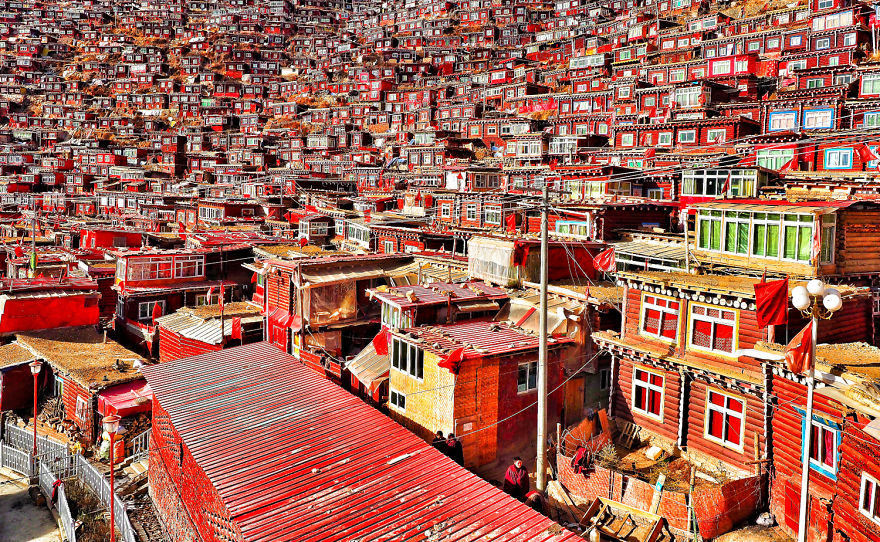 Larung Gar, The Home To 40 000 Monks And Nons